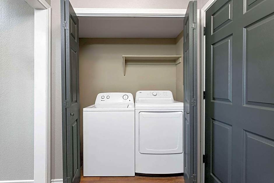 Eagle's Den Suites Kenedy a Travelodge by Wyndham