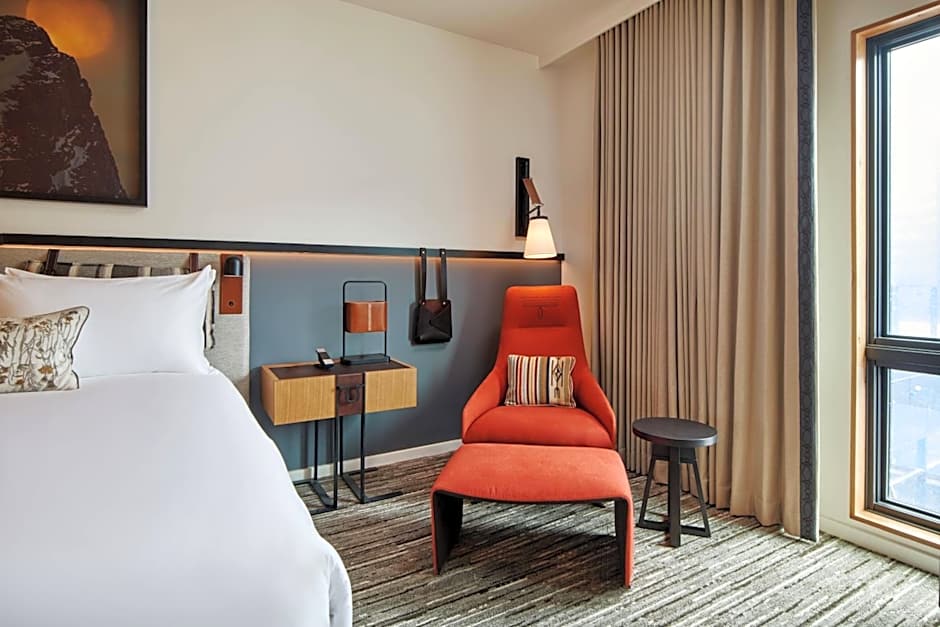 The Cloudveil, Autograph Collection