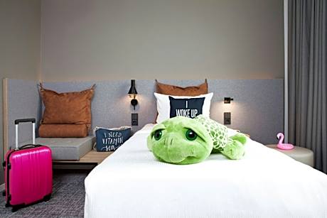 Moxy Single - accessible, Guest room, 1 Twin, Inland view