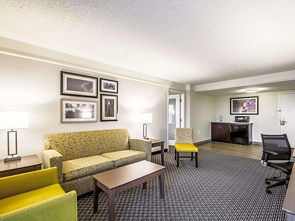 La Quinta Inn & Suites by Wyndham Cincinnati Sharonville