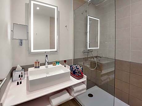 Superior Room with One Queen bed and single sofa bed