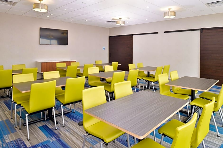 Holiday Inn Express & Suites Madison By IHG