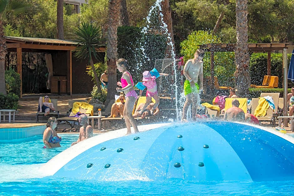 Golden Avenida Family Suites 4*