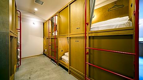 Mixed dormitory room, 2 bunk beds