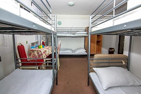 Dormitory Room with Shared Bathroom (5 Adults)