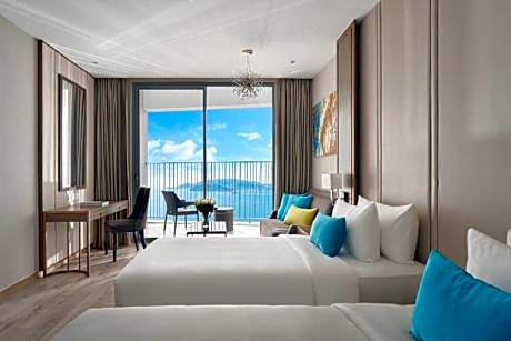 Deluxe Partial Sea View