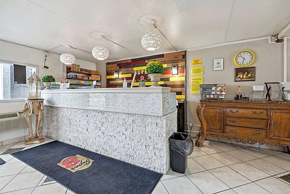 Super 8 by Wyndham Millbury/Toledo