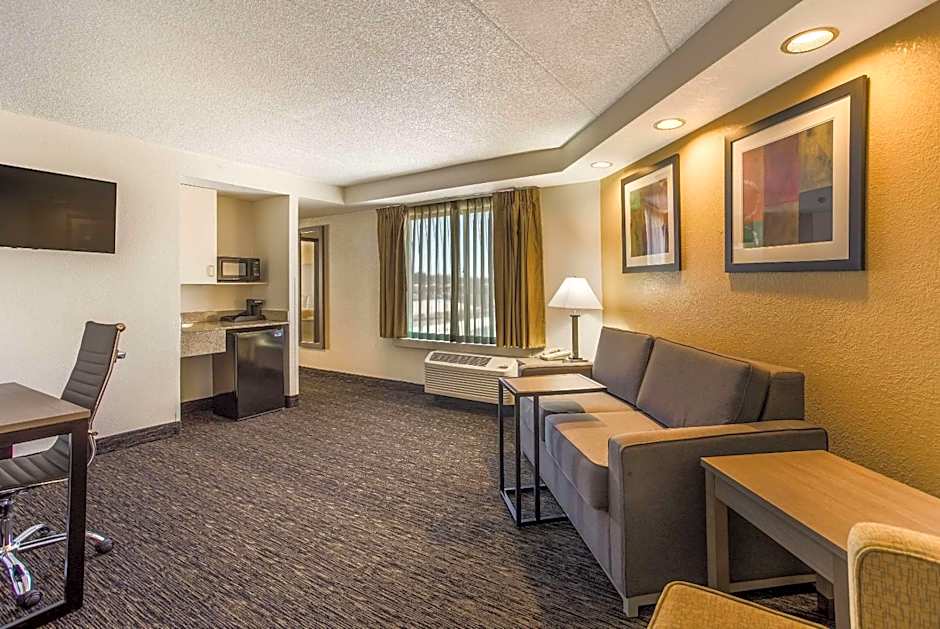 Quality Suites Milwaukee Airport