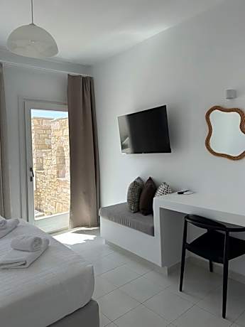 Connecting Studios (5 Adults)