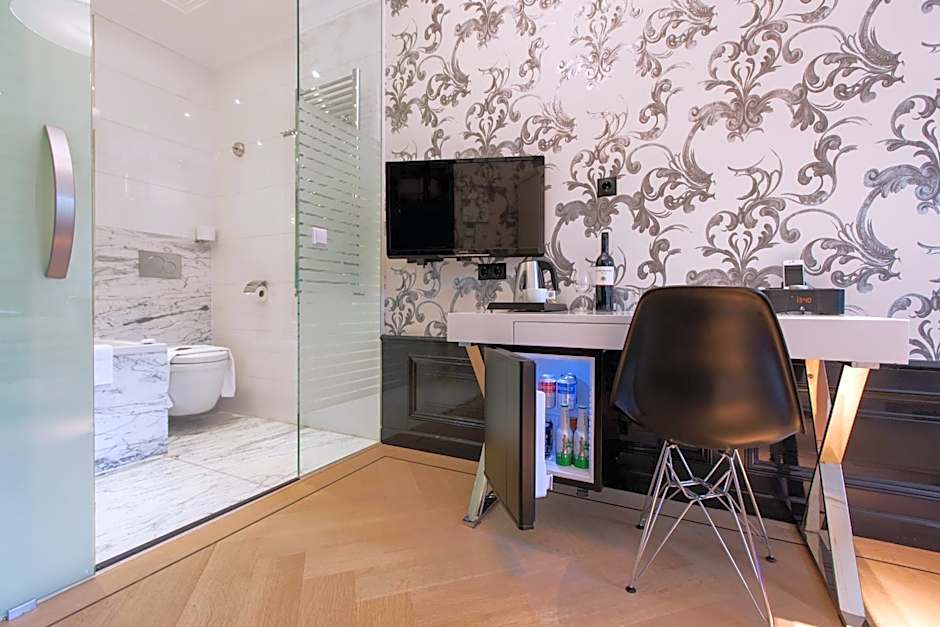 Amsterdam Canal Hotel