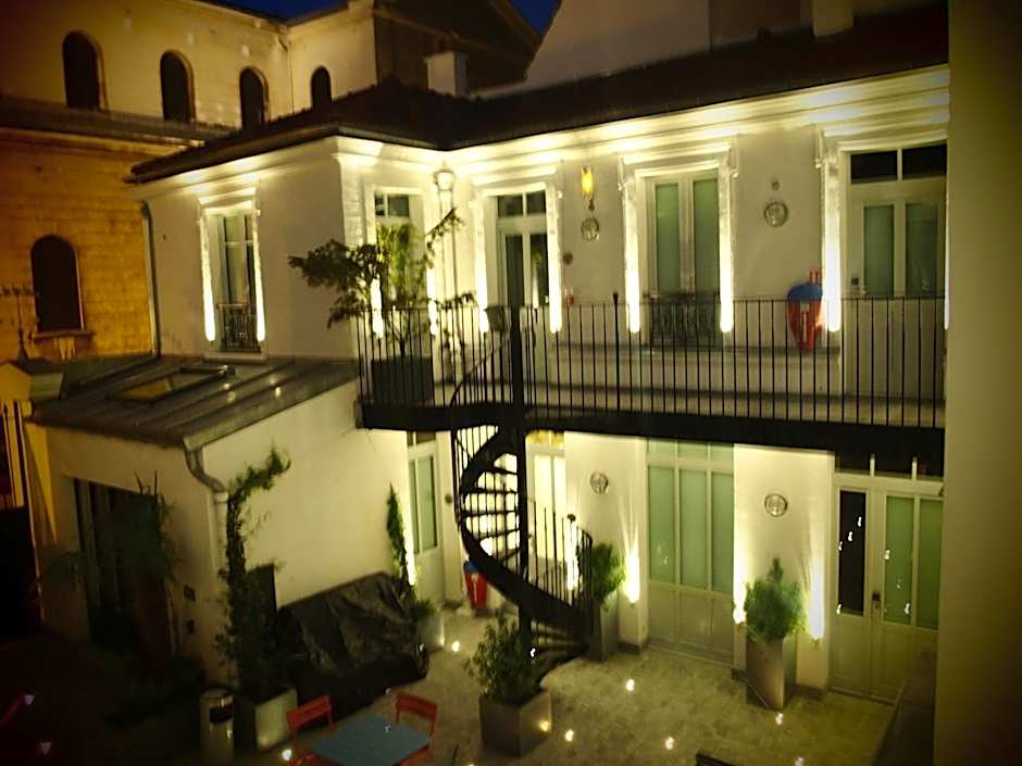 The 3 Ducks Eiffel Tower by Hiphophostels