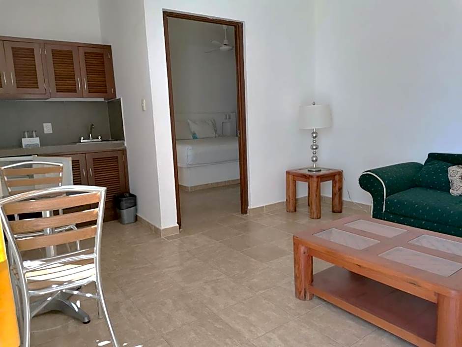 Pelicano Inn Playa del Carmen - Beachfront Hotel