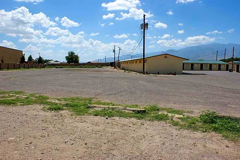 Hwy Express Inn And Suites