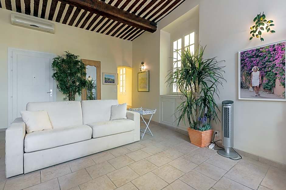 Very charming studio apartment on port in Cannes a short walk to Palais with Aircon and internet 411