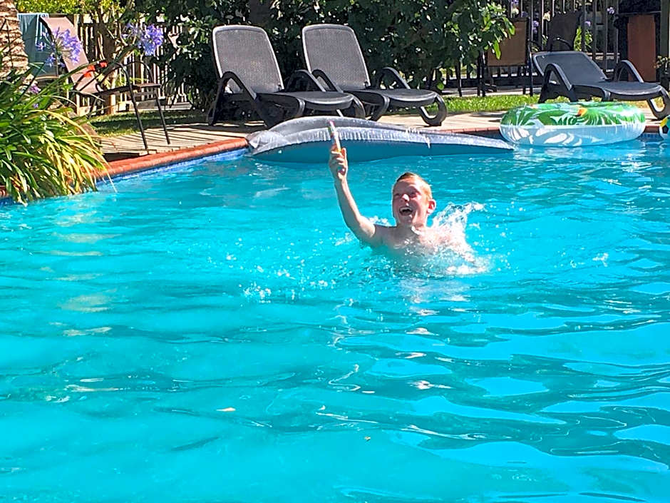 Colonial House Motel