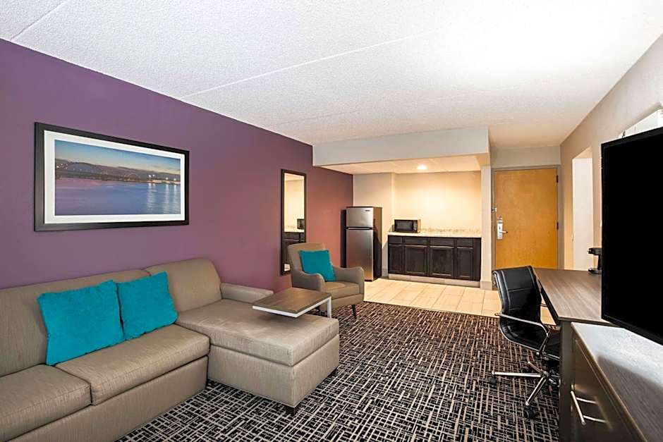 La Quinta Inn & Suites by Wyndham Davenport
