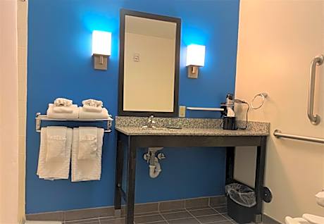 2 Queen Mobility Accessible Bathtub Desk Microwave Fridge Wi-Fi Non-Smoking Continental Breakfast