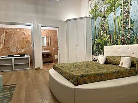 Queen Suite with Spa Bath