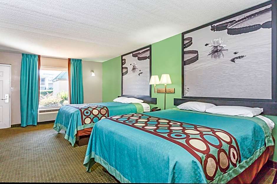 Super 8 by Wyndham Marianna I-10