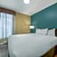 Econo Lodge Inn & Suites