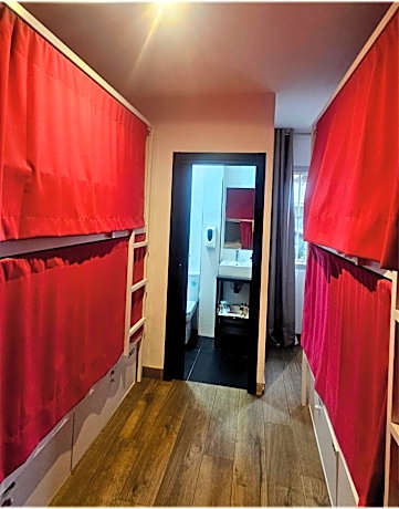 Bed in 6-Bed Mixed Dormitory Room with bathroom