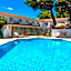 Artemia Aigues-Mortes - Hôtel avec piscine - Bornes électriques - Parking privé - Local vélo-moto