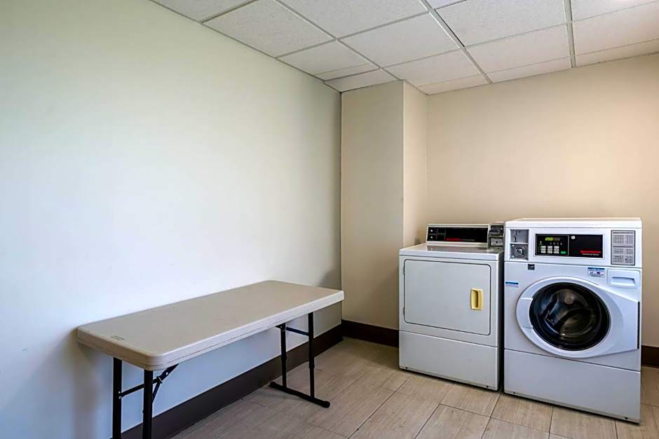 Holiday Inn Express Hotel & Suites Woodbridge By IHG