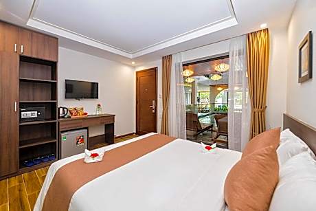 Deluxe Balcony With Courtyard view