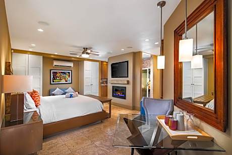 Suite with Hot Tub