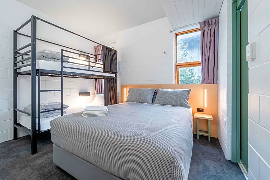 Photo 1 of 5 of 1 Queen Bed and 2 Twin Beds