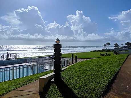 Shoreline Suites & Cabana Cottages – Beachfront