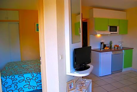 Small House with Air Conditioning (4 Adults)