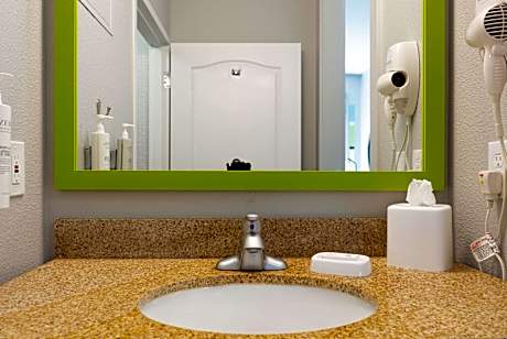 1 King Mobility Access With Tub Nonsmoking