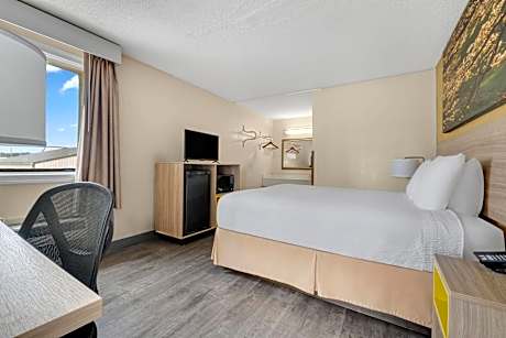 1 Queen Bed Non-Smoking