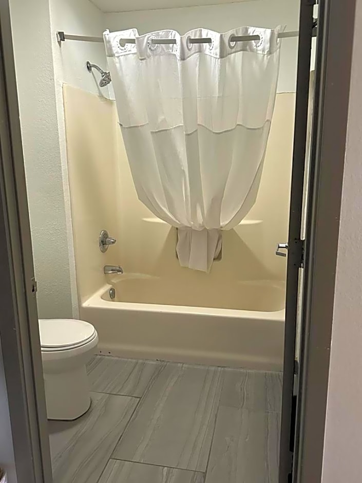 Quality Inn & Suites Decatur Priceville I-65
