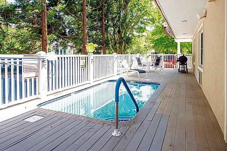 Canalside Inn