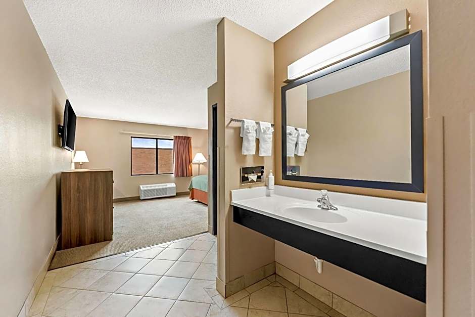 Super 8 by Wyndham Elgin