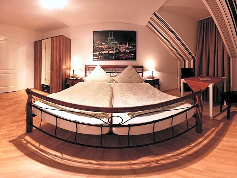 Balthasar Neumann Speiserei & Gästehaus - Zentrum Brühl -E-Ladestation, nähe Phantasialand