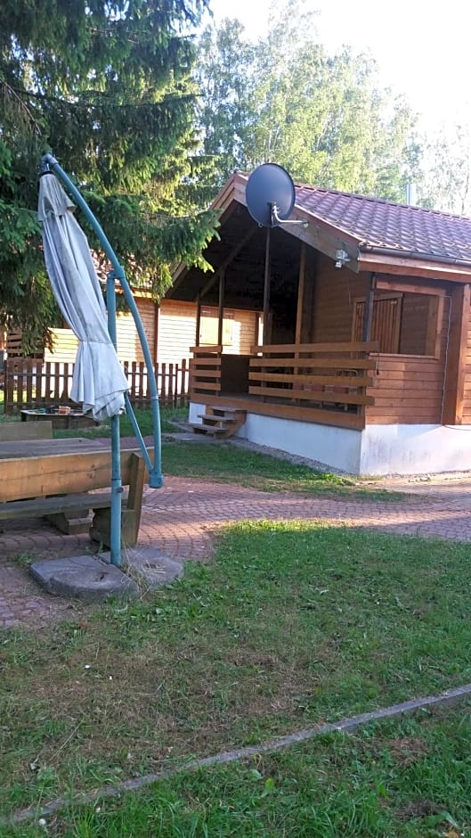 Domki nad jeziorem w Kar¿owicach