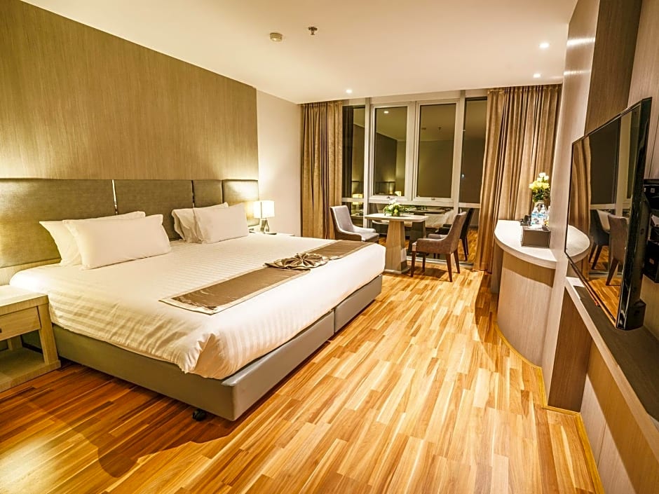 New Season Square Hotel