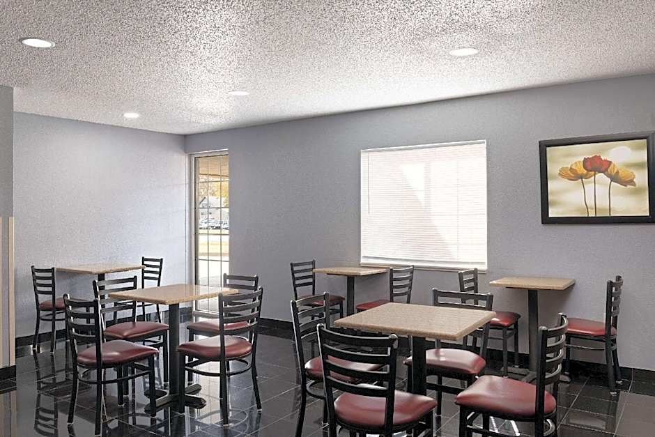 Days Inn & Suites by Wyndham Green Bay WI.