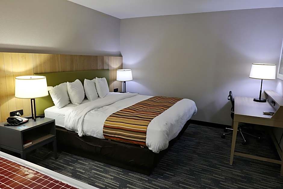 Photo 1 of 7 of 1 King Bed Suite, Whirlpool