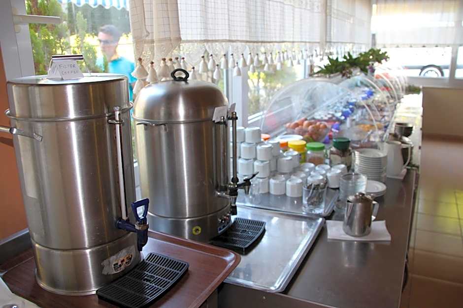 Canada Hotel & Bungalows