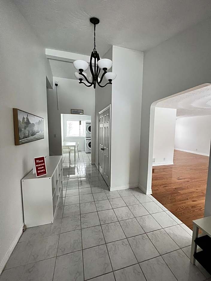 Letitia Heights !D Quiet and Stylish Private Bedroom with Shared Bathroom