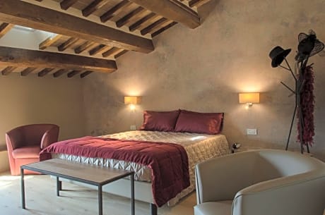 Deluxe Room with One Queen Bed and One Single Bed - Non-Smoking
