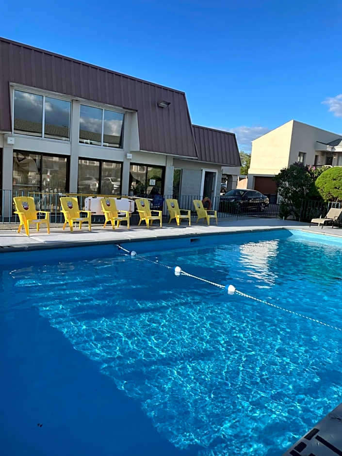 Niagara Lodge & Suites