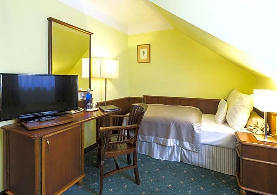 Hotel Selsky Dvur - Bohemian Village Courtyard