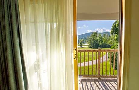 Deluxe King Room with Mountain View, Non-Smoking