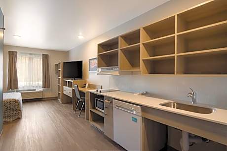 QUEEN SUITE WITH SOFA ACCESSIBLE