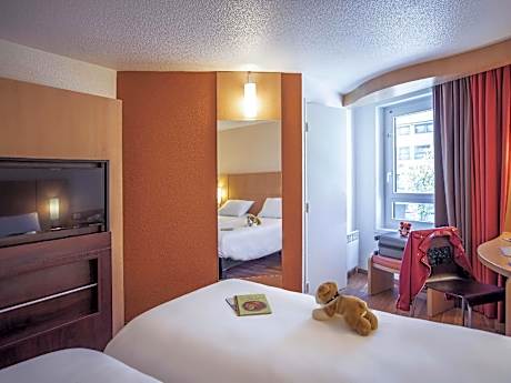 Connecting Room with 1 Double Bed and 2 Twin Beds
